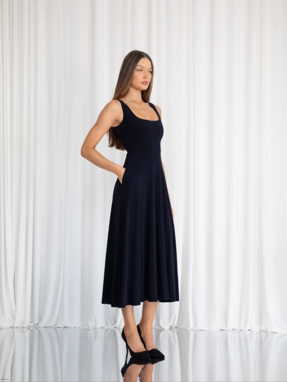 Aym Sleeveless Scoop Neck Navy Midi Dress
